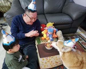 A família celebrou os quatro anos de Toddy. Na imagem, o neto Daniel aparece ao lado do avô Marcelo, cercados por ‘convidados’ de pelúcia que compuseram a festa do cãozinho. O momento lúdico entre avô e neto foi registrado por Marina, revelando como o afeto e a imaginação transformaram o aniversário de um amigo de quatro patas em memória familiar cheia de ternura.
