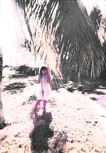 A imagem foi registrada no quintal da casa em Cabimas, próxima ao Lago de Maracaibo, e evoca um período de felicidade vivido por Oriana na infância. A fotografia guarda a memória dos dias passados brincando perto do lago e nos quintais dos vizinhos, quando subir em árvores fazia parte do cotidiano. A cena preserva a lembrança de um corpo em descoberta, em contato direto com a natureza ao redor, onde o quintal se expandia para o mundo e o lago era presença constante no brincar.