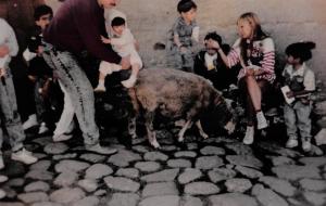 A fotografia mostra Oriana ao lado de seu pai, José Rafael, entre outros turistas, durante uma visita ao parque turístico La Venezuela de Antier, entre o final da década de 80 e início dos anos 90. Ela recorda que o pai a incentivava a interagir com as ovelhas, aproximando-se sem medo. A cena revela um gesto de cuidado e ensino, em que o contato com os animais fazia parte da experiência do passeio.