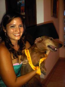 A fotografia registra o dia em que Oriana recebeu seu diploma de veterinária. Canito, o dachshund que foi companheiro de seus estudos, ganhou destaque: Oriana o homenageou com sua medalha na frente de todos em casa, celebrando junto o esforço, a dedicação e a presença constante desse amigo tão especial.