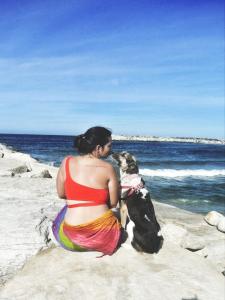 Em janeiro de 2021, Oriana vivia um momento de transição e intensidade. Foi então que seu namorado Ilad e sua amiga homônima, Oriana, organizaram uma viagem ao litoral como gesto de cuidado e afeto, oferecendo-lhe o descanso que só o mar poderia trazer. Para ela, filha das praias, o oceano sempre foi refúgio e calmaria. Naquele cenário de despedida, Marta, a cadelinha vira-lata que a acompanha até hoje, conheceu pela primeira vez o mar. Embora não fosse “a praia dela”, o instante se tornou inesquecível. Essa fotografia, a preferida de Oriana, carrega a memória de um marco: já sabiam que em breve deixariam aquelas terras para embarcar em uma aventura pelo Brasil.