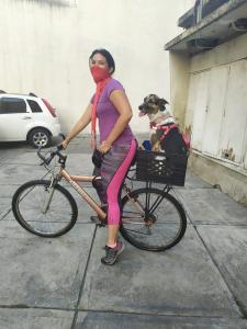 Em plena época da pandemia, Oriana encontrou uma solução engenhosa para se locomover por Caracas sem deixar Marta para trás. De máscara, pedalava pelas ruas da cidade enquanto a cadelinha vira-lata, acomodada em uma cestinha adaptada, descobria o mundo em movimento. No início, a experiência foi um desastre: Marta resistia, estranhava o balanço da bicicleta e a novidade da viagem. Mas, com o tempo, ela se adaptou, transformando o improviso em rotina. Mais do que um registro de deslocamento, a imagem é memória de resiliência: Oriana e Marta reinventando o cotidiano, driblando as leis de transporte que não permitiam animais e encontrando, juntas, uma forma de seguir adiante.