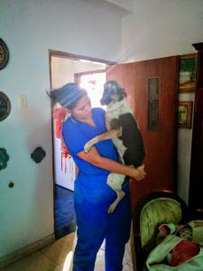 Oriana voltava do trabalho quando, sem motivo que pudesse recordar, sentiu a necessidade de pegar Marta no colo e abraçá-la. Não era algo que acontecia sempre, mas havia momentos em que a cadelinha precisava desse gesto de afeto, e naquele instante, em Ciudad Ojeda, o abraço se tornou memória. Veterinária de profissão, Oriana conhece bem a linguagem silenciosa dos animais, mas ali não havia técnica, apenas a simplicidade de um encontro de carinho.