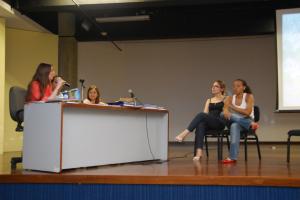 Christiane é registrada em dezembro de 2009 durante a banca de apresentação de seu Trabalho de Conclusão de Curso em Jornalismo, na UNIP. Ao seu lado está a amiga Thayna. A fotografia simboliza um momento de transição entre a formação acadêmica e a entrada na vida profissional.