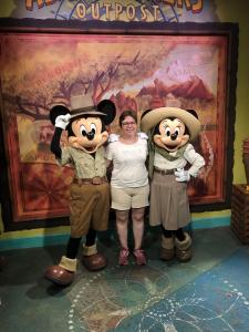 Christiane é fotografada em outubro de 2018 durante visita à Disney, ao lado dos personagens Mickey e Minnie. O registro simboliza a realização de um sonho pessoal e guarda um momento de grande alegria.