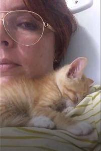 Christiane aparece em um instante delicado e íntimo ao lado de Carlota, sua gata recém-adotada. Uma semana após trazê-la para casa, ainda em meio às crises de pânico que a assolavam, ela descobriu que aquele encontro não era apenas companhia: era cura, era espiritualidade. Carlota não é só um animal de estimação, mas um elo invisível que a ajudou a reencontrar a paz.