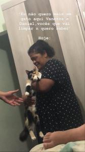 Marlene, mãe de Daniel, aparece ao lado de Nina, uma de suas gatas. Até então, ela dizia não gostar de gatos, mas a convivência com Nina transformou essa relação. A fotografia surge como um gesto consciente de registro, uma forma de guardar o momento em que a resistência dá lugar ao cuidado. A imagem revela como o afeto pode nascer de maneira inesperada, redesenhando vínculos e ampliando os laços entre humanos e animais dentro do espaço familiar.