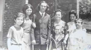 Na foto estão o irmão Júnior, a namorada Maria das Graças, Carlos, a mãe Lucinda, a irmã Eliete, uma amiga da sua mãe, Jalva, e a menor, uma sobrinha chamada Mônica.