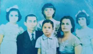 Em foto de família, Carlos, aos 6 anos de idade, está entre o pai Aguinaldo Siqueira e a mãe Lucinda Paiva Siqueira, e as irmãs Eliete, Eliane e Erlanda, da esquerda para a direita.