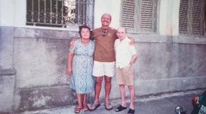 Carlos com os pais, Aguinaldo e Lucinda, em frente à casa onde morou por 18 anos, em João Pessoa, Paraíba.