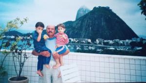 Carlos com os filhos gêmeos Gabriel e Rafael Siqueira, quando eles estavam com 4 anos.