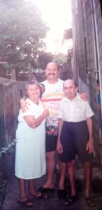 Carlos com os pais, Aguinaldo e Lucinda, na lateral da casa onde morou por 18 anos na capital paraibana.