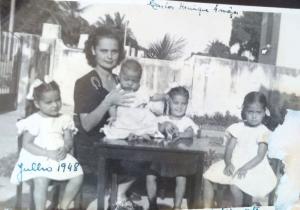 Carlos com 10 meses, em julho de 48, acompanhado de sua mãe, Lucinda, e de suas irmãs, Eliete, Eliane e Erlanda.