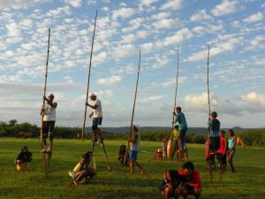 Memória carne viva: atividade que durou seis meses, com três encontros por semana, com o objetivo de montar uma peça teatral com questões raciais a partir da obra Arena conta Zumbi. A atividade foi importante na construção de um novo olhar para a arte. O projeto foi viabilizado pela Funarte. Foram seis meses na comunidade quilombola Kaonge, que fica entre Cachoeira e Santo Amaro, na Bahia.