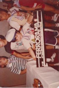 Aniversário de cinco anos com o tema Popeye. Minha mãe sempre fez uma super produção nas festas de aniversário, com roupas para todos! Percebo que o meu lado de produtor vem muito dela. Neste aniversário, ganhei um ferrorama.
Na foto, estão: meu primo Fabiano, irmão Paulo Sérgio, amigo Jorge e minha prima Patrícia.