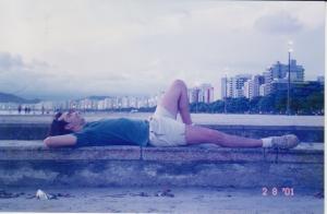 Praia de Santos, no canal 3, onde cresci. Todo fim de tarde, eu ia pra lá ver o fim do dia e brincar enquanto meu irmão jogava bola. Foi neste momento em que comecei a pensar na produção de uma fotografia: a luz, a posição, ... Neste dia, reencontrei um amigo que sempre foi um parceiro nas minhas invenções, mas acabamos nos separando por conta da escola.