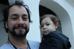 No Forte de Guarujá, visto de Santos. Tiramos essa foto durante o Festival Mirada. No Forte, apresentamos a peça onde, quando criança, brincava, fui escoteiro e pintei as paredes.
Lembro da plateia cheia e, por isso, minha mãe não conseguiu entrar. Na hora da interação com a plateia, sentei ao lado de uma mulher que tinha o mesmo nome que da minha mãe: Lucia!
Nesta foto, estou com minha única sobrinha, a Ana Beatriz.