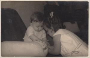 Estava ensinando meu primo Alexander a escrever ou desenhar. Como disse na entrevista, desde cedo tenho uma postura de ensinar, de querer ensinar as crianças, de ser uma professorinha. Foto tirada na antiga casa no Brooklin.