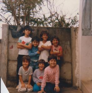 Gangue de primos: Rafael Corrêa Amorim (irmão), Rodolfo, Rodrigo Corrêa de Andrade, Rudy Corrêa de Andrade, Elóy André Corrêa de Almeida, Rui Corrêa de Andrade e Amilton Meirelles Corrêa de Almeida.

Brincamos muito de polícia e ladrão, nos dividiam em times. Passamos muito tempo próximo ao muro, que dividia o terreno com o do vizinho (dona Zaira). Essa foto foi feita logo atrás tem um pé de pitanga, onde também passamos muito tempo pegando as frutas.