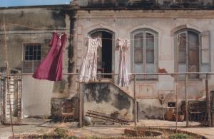 As três florzinhas: cenário de Hygiene, os vestidos são das três mulheres (Noêmia, Vera e Aurora) do personagem Edmundo, o Mundo (interpretado por mim). O local é Diamantina (MG), ao lado de um Hospital Psiquiátrico. A foto representa, para mim, o Grupo XIX, apesar dos integrantes não estarem na foto. Foi a primeira peça que eu fiz junto ao Grupo e não tinha ideia, na época, que continuaria fazendo a peça por muitos anos – o que traz muitas ressignificações para o grupo.

São muitos os elementos da foto que representam a foto: o botijão de gás que era usado para o som de sino, a cadeira... E são muitas as fotografias em vários lugares do mundo com essa cena.
