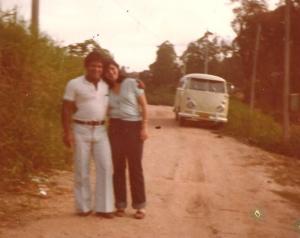 Chegada em Perus, a importância do nosso tio materno Gervásio na vida da família. Na foto estão tio Gervásio e tia Beth na Rua Antônio de Pádua Dias.