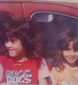 Foto tirada junto a minha irmã caçula, Joice, em frente ao comércio dos nossos pais em Franco da Rocha, onde passamos toda nossa boa infância e adolescência juntas.