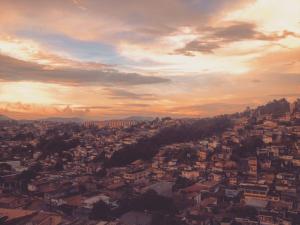 Subi na caixa d’água sozinho para ver o pôr do sol em Perus. Gosto dessa foto porque representa o bairro, a comunidade. Vista do mirante da caixa d’água, em Perus.