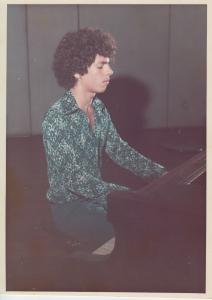 Aos 14 anos, apaixonado pelo piano. Na foto, acontecia a audição dos alunos da professora Rosa Civili Melito. Eu estava tocando a Patética no Auditório da Liga das Senhoras Católicas, Bela Vista.