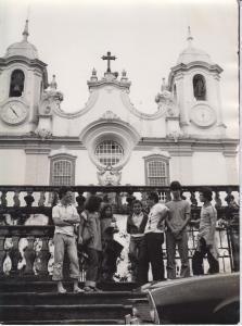 Viagem com meus pais para lugares de natureza ou de cultura. Eles gostavam de nos levar para uma vivência em lugares históricos. Na foto, meus pais tinham feito amizade com os dois garotos no centro, que foram os guias do nosso passeio. Eles sempre tinham facilidade em se aproximar das pessoas mais humildes. Na foto: Marcelo Fernandes Dias (irmão), Carmem Lídia de Souza Dias (mãe), ________, ________, Anderson Fernandes Dias (pai), Fábio Fernandes Dias e Maurício Fernandes Dias.