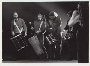 Grupo do coral da USP que cantava MPB e eu era percursionista. Na foto, momento da batucada. Da esquerda para direita: Marcos Ferreira, Renem Mizumi, eu e Catarina.
