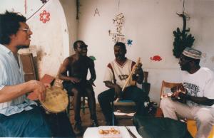 Pagode é qualquer festa! Da esquerda para direita: eu, Daniel Reverendo, Gentil do Orocongo e Matusalém Silvério.