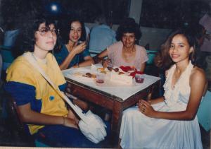 Minha mãe sempre foi uma grande incentivadora dos estudos. Estamos na minha confraternização da formatura de oitava série. Da esquerda para direita: Alessandra Andreoli (amiga de infância), Suélia (irmã), Ambrosina (mãe) e eu.