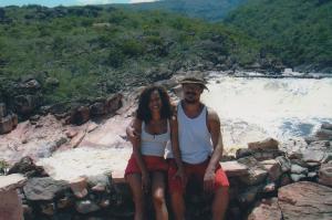Primeira viagem que Paulo e eu fizemos juntos e que traz uma coisa que se repete nos nossos álbuns de família: de repente, os trabalhos de campo estão também no meio, ainda que o motivo da viagem não tenha sido o trabalho. Na foto, acontecia a Folia de Reis da Chapada. Estávamos passeando e passamos a acompanhá-los. De madrugada, acordamos para continuar acompanhando a Folia!