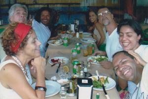 Filmagem do filme No repique do tambor, sobre o batuque de umbigada do Cachuera. Da esquerda para a direita: Mariana Monteiro, Aluísio Raolino, José Renato Nunes, Reverendo, ____, Vanusia, Rubens Xavier, Palena e Henri Durante