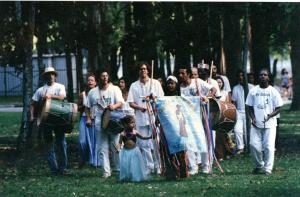 Chegada do grupo Cachuera! tocando congada no Pavilhão (hoje Museu Afro Brasil). Da esquerda para direita: Pixu Flores, Bia Siqueira, Paulo Dias, Andréa Valentin, Iara Dias, André Bueno, Lili do Nascimento, Beto, João Paulo, Matusalém Silvério, Cláudio Espíndola, _____, _____ e Daniel Reverendo