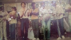 Esta foto é um registro dos anos 90 Rua do Samba em São Paulo. Onde eu fazia parte do Grupo Samba Lá de Casa. Grupo este que fui fundador também. Este time na epoca foi sucesso nacional gravamos e por muito tempo foi sucesso.