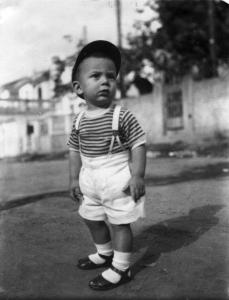 Eu com 2 anos de idade na Rua Caquito, na época, rua de terra, primeira moradia nos fundos da casa da avó paterna. Em 1955 mudamos para a Rua Arnaldo Vallardi Portilho, onde meu pai construiu a casa da família.