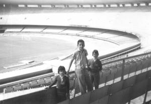 Eu com minhas irmãs, Marcia e Célia no estádio do Maracanã. Foi uma emoção enorme conhecer o Rio no quarto centenário da cidade, em 1966.