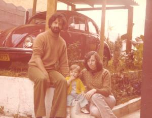 Minha então esposa, Zilpa Maria Folco com a minha primeira filha, Tatiana. 1976. O fusquinha fazia parte da família.