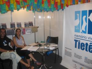 Edson e Patricia expondo na Feira Ong Brasil representando Movimento Cultural Penha