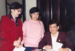 Cleide com as amigas Eliane e Vitória no lançamento de seu livro 