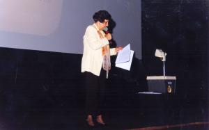 Cleide palestrando em um congresso de educação do Pitágoras.