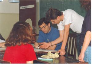 Osvaldo em sala de aula com seus alunos.