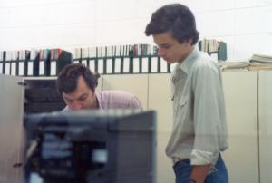 Tucci e Daniel Falconer em frente ao computador central.