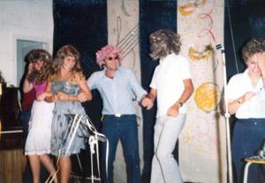 Quatro adultos se divertem.