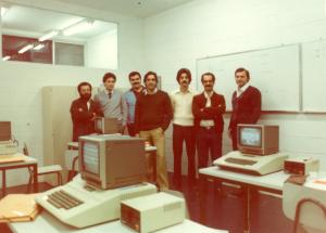 Equipe de professores do Pueri Domus reunidos em seu laboratório.
