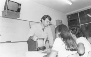 Marco Antonio Sabino e Paulinho com professor na sala de informática.