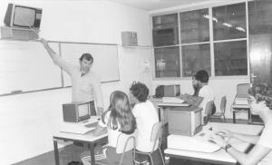 Aula na sala de informática.