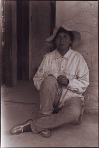 A agricultora argentina Maria Cristina Juarez, em momento de descanso no mutirão de construção de moradias, em 1998