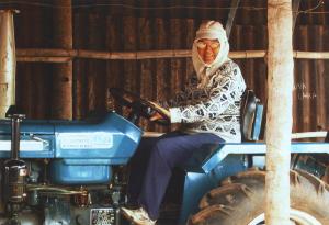 Operando um trator da cooperativa, em Tucumán, Argentina, 1997